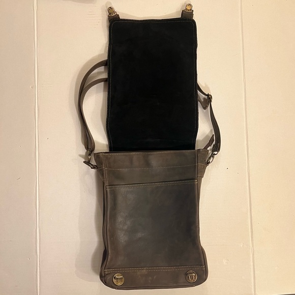 Unisex Brown Leather adjustable crossbody shoulder messenger or backpack - Picture 4 of 16